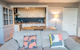 Queen St: Superb Penthouse Flat W/Roof Terrace